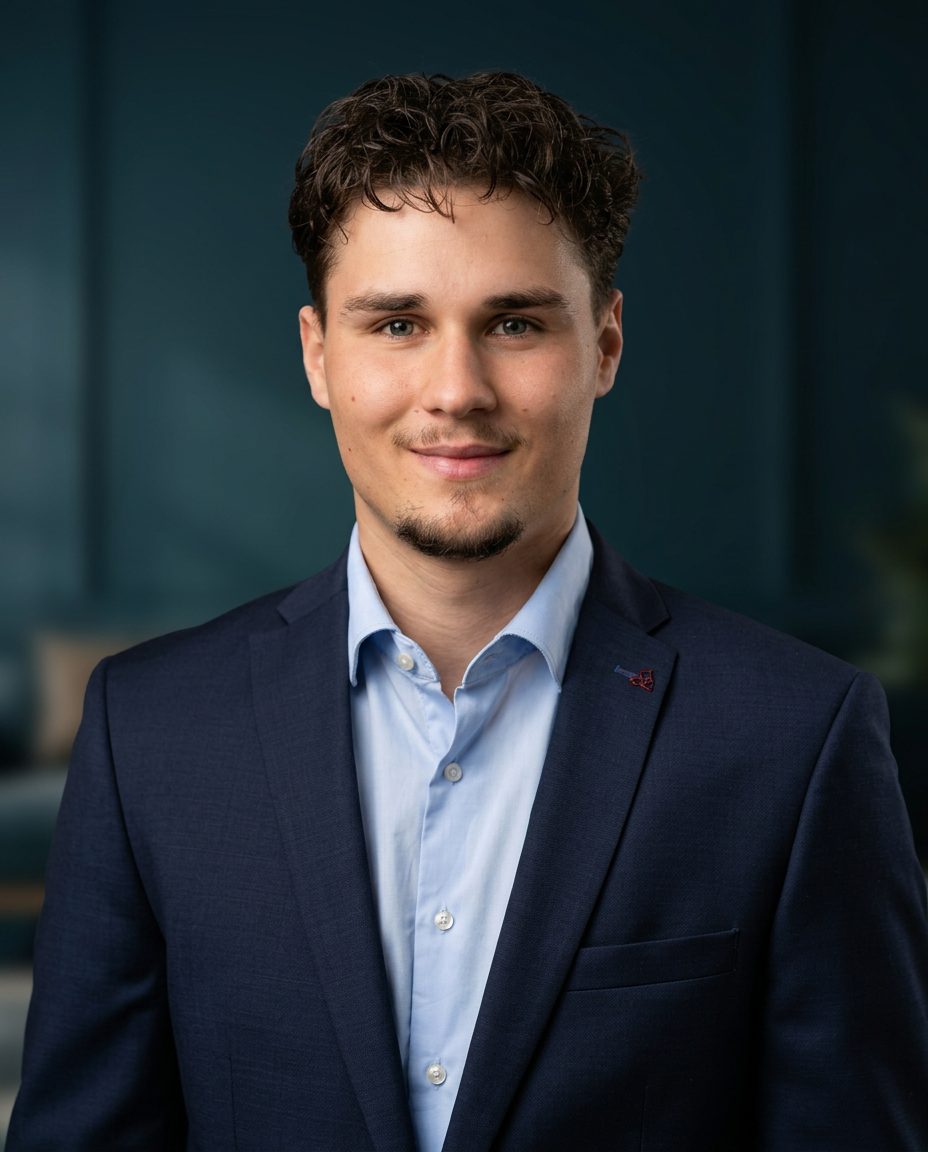 Porträt von Fabian Mohr, Gründer von Nordtakt, vor dunkelblauem Hintergrund